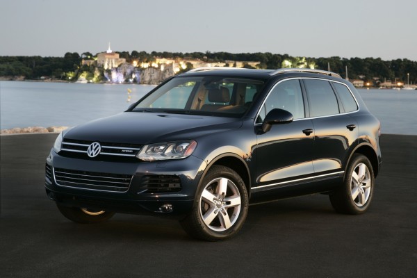 2012_volkswagen_touareg_hybrid_suv_crossover_f3q